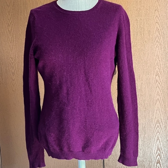 Cashmere luxury sweater size M.🌺🍀🌺 - Picture 2 of 4
